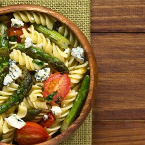Fusilli aux asperges, tomates cerises et roquefort